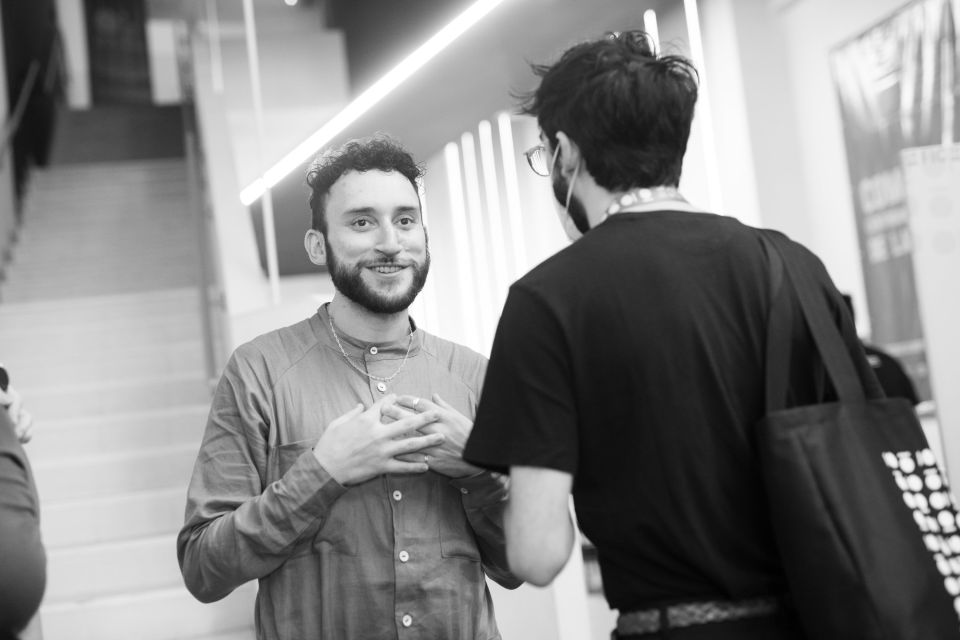 El director Felipe Zúñiga conversa con el cineasta y programador del 10CRFIC, Cristóbal Serra, en el lobby del Cine Magaly.